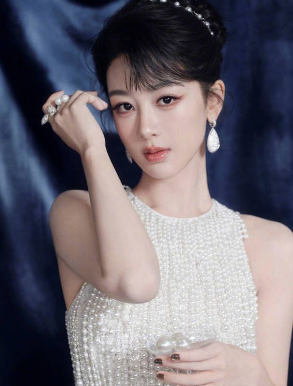 杨紫戴珍珠耳环,五官精致。