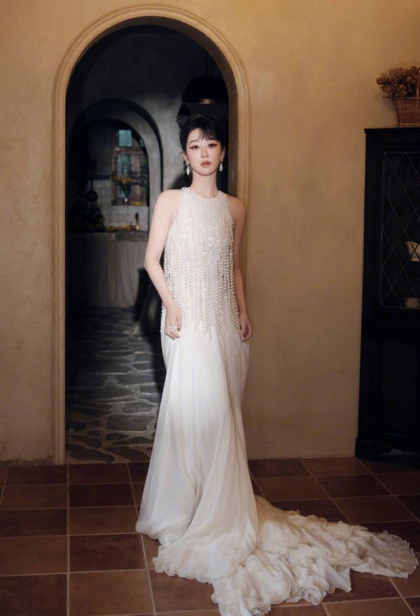 杨紫身材窈窕。