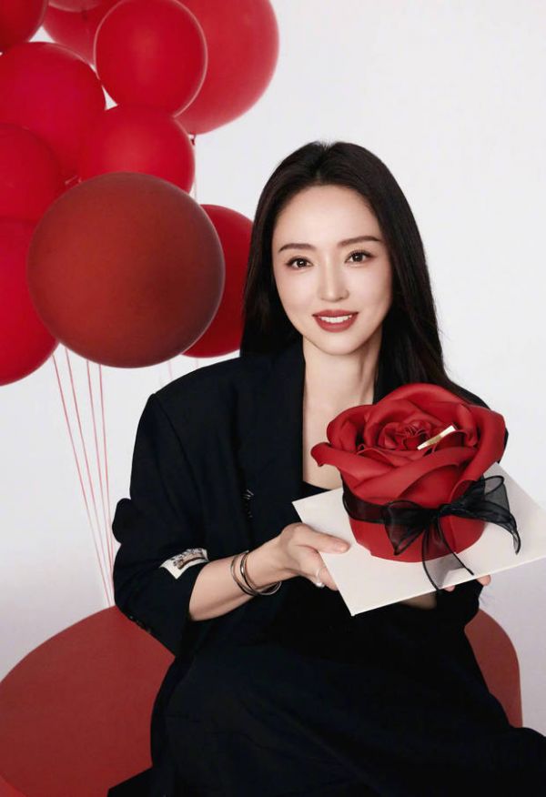 董璇手捧玫瑰蛋糕,笑容满面!