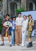 邵兵老婆近照曝光，45岁张培出镜年轻似姐姐，儿子上节目