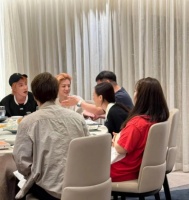 鹿晗心情很好，晒出情侣同款手表，神秘手腕主人竟然不是关晓彤？