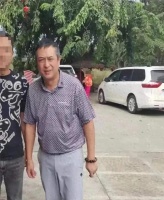 54岁张嘉译被偶遇！白发苍苍腰越来越严重，完全没办法站直