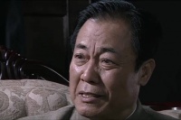 为了让余则成在戴笠面前帮自己说好话，吴敬中竟然对其以兄弟相称