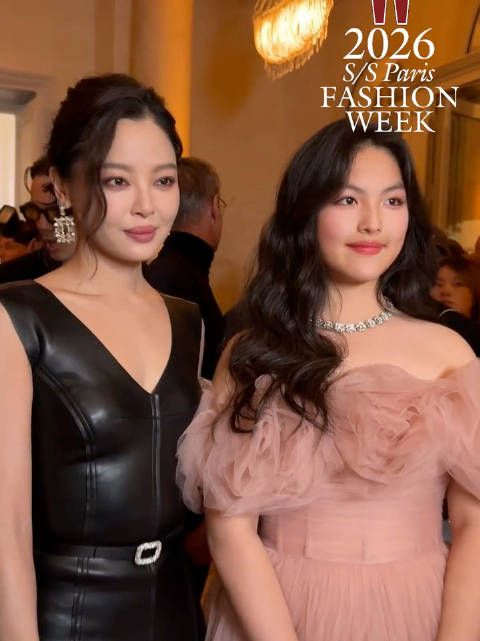 16岁王诗龄与辛芷蕾合照气场强大