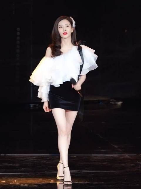 江疏影舞台饭拍 腿又长又白又直,比例好绝