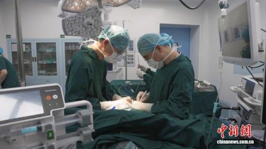 武汉同济医院专家团队开展无管微创手术。(武汉同济医院供图)
