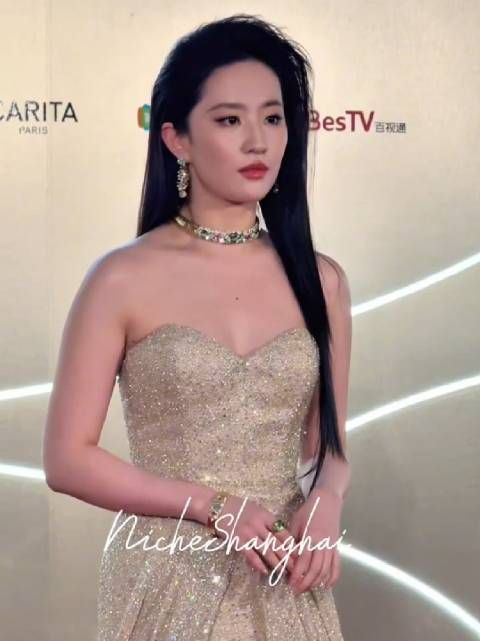 刘亦菲白玉兰荣耀之夜红毯直拍,美就像呼吸一样简单