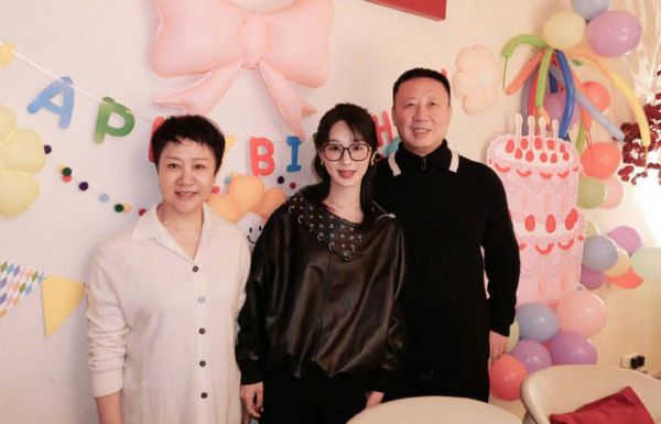 搜狐娱乐讯 11月6日是杨紫生日,她在社交平台上晒出一家三口温馨合照为自己庆祝33岁生日!