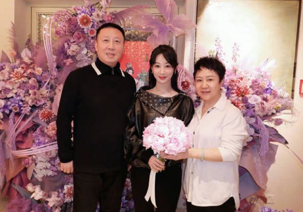 杨紫与爸爸妈妈同框合影,站在爸妈中间备受宠爱。当天,一家三口笑容满面,心情愉悦。