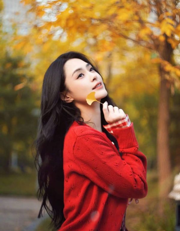 阿娇穿着红色针织上衣十分明媚动人!