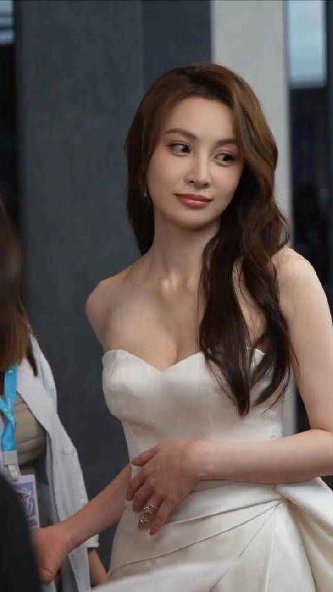 隆妮(高启兰)白玉兰红毯造型,身材好棒