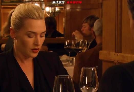 女人跟男人在餐厅相亲,却发现对方在脖子上长了一对奇怪的肿瘤