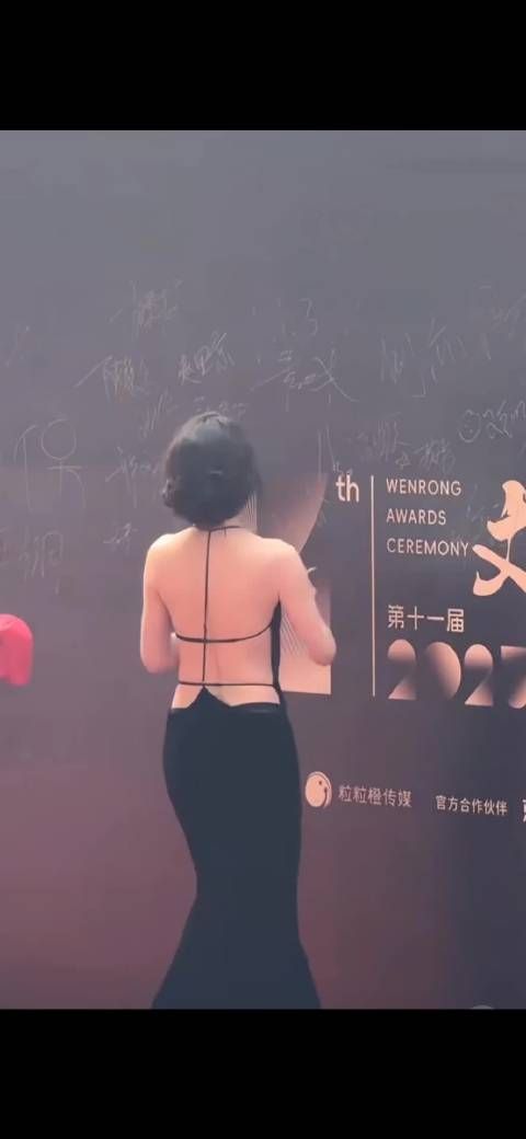 这姐拿了一路的大金球,我也喜欢哦!