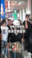张柏芝谢霆锋机场低调同框引热议