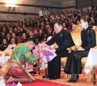 泰王和苏提达看孔剧，佩通坦全家陪同，这是为纪念诗丽吉