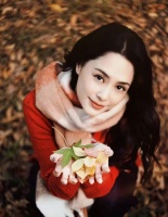 红配秋太绝了！阿娇身着红色针织上衣明媚动人