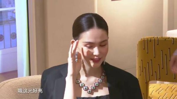 昆凌回应婚后生活坦言很累,女儿偷戴珠宝周杰伦吓傻