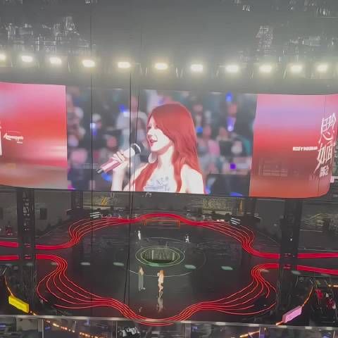 赵露思宣布加入新公司,镜头还给到了经纪人,这个经纪人据说对露丝还挺不错的