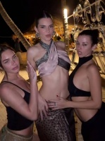 Kendall， Kylie和朋友们一起对嘴Justin Bieber的热单《Beauty And A Beat》