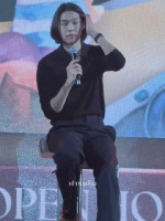 不行，一看到撩头发我就想到ent发的视频哈哈哈哈哈哈