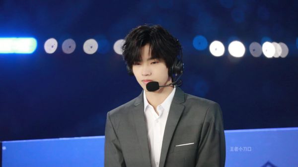 和小周@深圳DYG丶钎城 一起见证！ 再来分享一下今天评论席的小