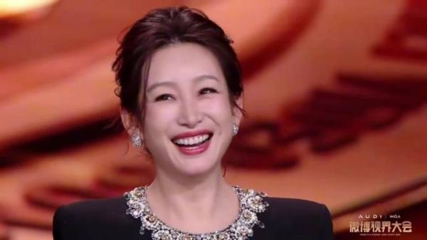 胡军获奖发言夸秦海璐，羞的海璐直接抢话筒：说你自己丨视界大会