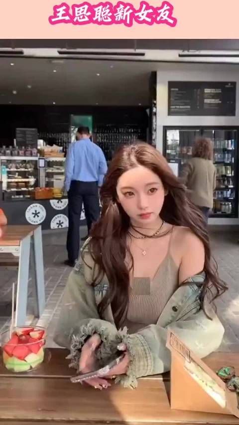 网友新加坡偶遇王思聪与女性同行,非女友懒懒