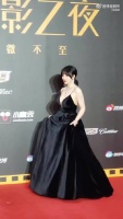 柳岩微博之夜直拍 身穿黑色连衣裙ﾉ