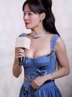 张嘉倪的这身穿搭太迷人了，让人久久难以忘怀