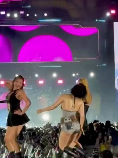 卧槽泫雅直接在演出台上晕倒了OMG