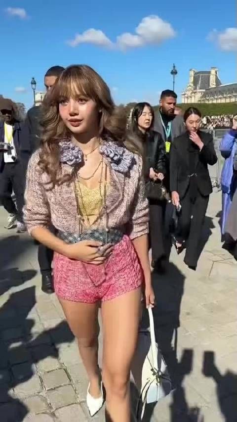 外媒关注富豪明星着装争议