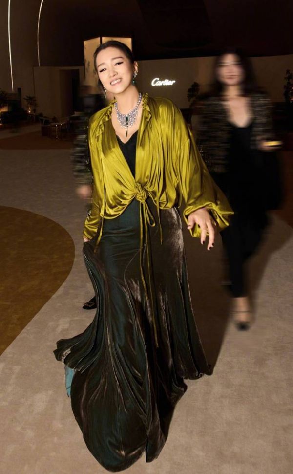 巩俐举手投足皆是优雅高级。