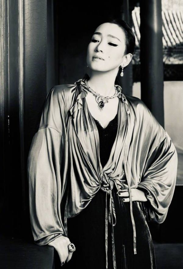 巩俐气质是女演员里最强的级别。