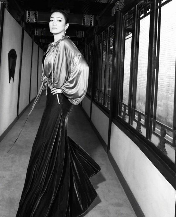 黑白大片也挡不住巩俐的气场。