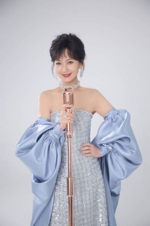 赵雅芝穿珍珠亮片抹胸裙优雅迷人！