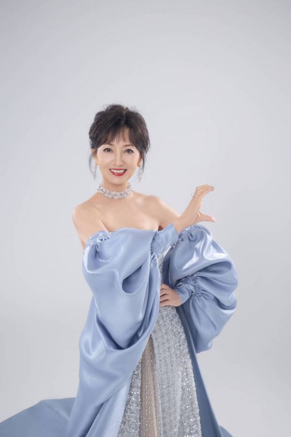 赵雅芝绽放灿烂笑容心情好。