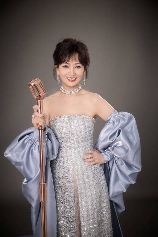 赵雅芝笑靥如花，美貌养眼。