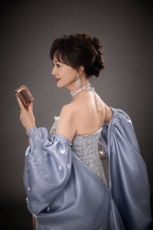 赵雅芝侧颜精致，保养有方。