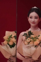 祝绪丹白裙亮相惊喜之夜，甜笑演绎优雅魅力