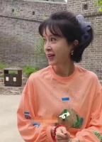 50岁金巧巧被偶遇，网友吐槽：奶奶的脸，孙女的头型，少女的身材