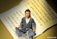 他是金庸笔下第一高手，19岁便无敌于天下，吊打段誉，徒儿是五绝