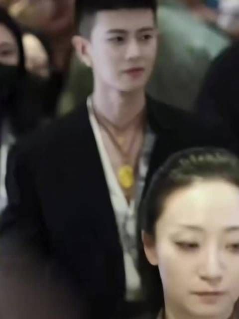 任嘉伦厦门出席活动寸头黑西装造型吸睛