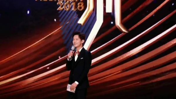 何炅多次救场展现专业主持能力