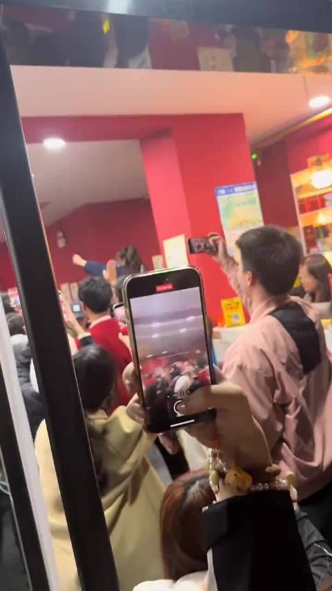 感觉王嘉尔是被抱出去然后拎上车的