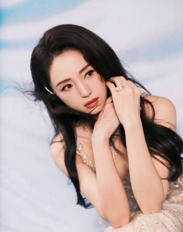 董璇长发飘逸，女神范儿十足。