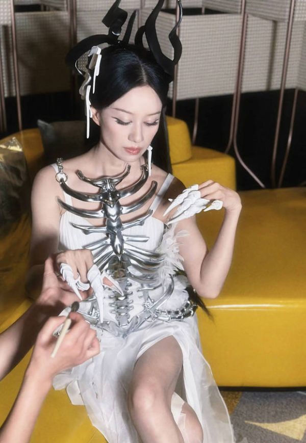 倪虹洁胸口点缀金属。