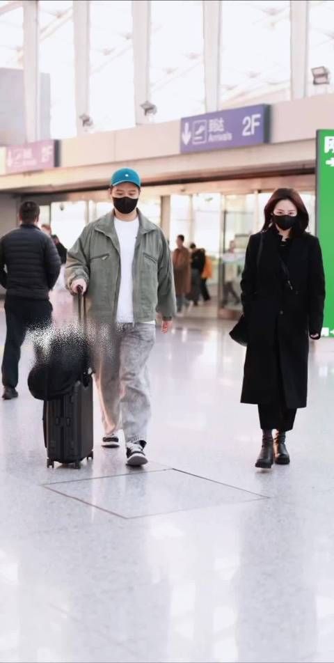 李纯马頔婚后首同框现身机场,马頔贴心拿行李