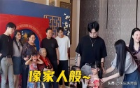 伊能静出席恩利音乐会，一身黑衣显低调，与粉丝一起淋雨无架子