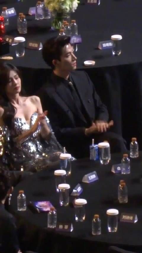 杨幂 王鹤棣 白鹿 于和伟 尖叫之夜内场扔水瓶全记录