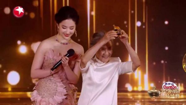 87岁吴彦姝身穿白旗袍上台，台下佟丽娅都震惊了，敬佩丨品质盛典